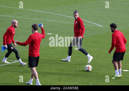 Cardiff, Großbritannien. 09 Okt, 2019. Gareth Bale von Wales (Mitte) während des Wales Football Team Training an der Vale Resort Hensol, in der Nähe von Cardiff am Mittwoch, 9. Oktober 2019. Das Team bereiten sich auf ihre bevorstehende UEFA Euro 2020 quailfier entfernt gegen die Slowakei morgen. pic von Andrew Obstgarten/Alamy leben Nachrichten Stockfoto