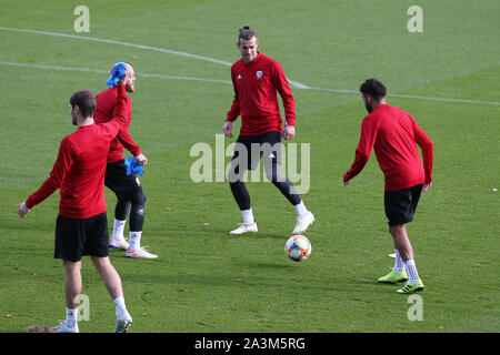 Cardiff, Großbritannien. 09 Okt, 2019. Gareth Bale von Wales (Mitte) während des Wales Football Team Training an der Vale Resort Hensol, in der Nähe von Cardiff am Mittwoch, 9. Oktober 2019. Das Team bereiten sich auf ihre bevorstehende UEFA Euro 2020 quailfier entfernt gegen die Slowakei morgen. pic von Andrew Obstgarten/Alamy leben Nachrichten Stockfoto