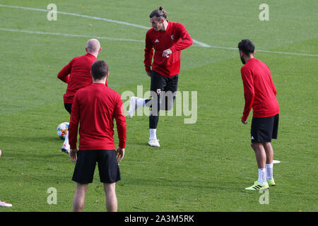 Cardiff, Großbritannien. 09 Okt, 2019. Gareth Bale von Wales (Mitte) während des Wales Football Team Training an der Vale Resort Hensol, in der Nähe von Cardiff am Mittwoch, 9. Oktober 2019. Das Team bereiten sich auf ihre bevorstehende UEFA Euro 2020 quailfier entfernt gegen die Slowakei morgen. pic von Andrew Obstgarten/Alamy leben Nachrichten Stockfoto