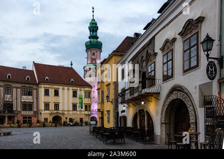 Fo-ter (Hauptplatz) von Sopron, Ungarn am Abend mit Firewatch Tower Stockfoto