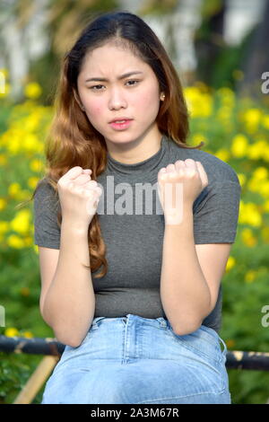 Ein Umkippen junge asiatische Frau Stockfoto