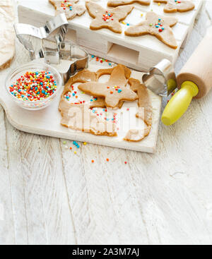 Cooking cookies mit Ausstecher auf einem weißen Tisch Stockfoto