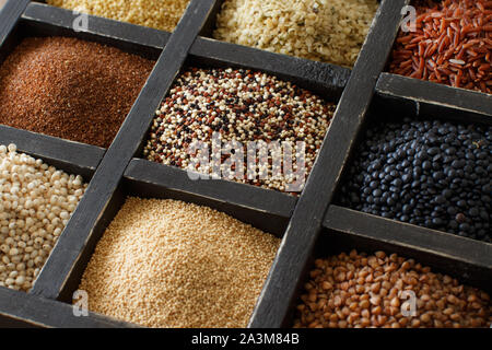 Glutenfreie Körner - Buchweizen, schwarze Linsen, Amaranth, Quinoa, Hanf samen, Sorghum und Hirse Getreide Teff Stockfoto