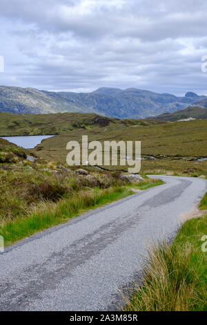 Leere Straße nr Assynt Unapool Sutherland Sutherland Highland Schottland Stockfoto