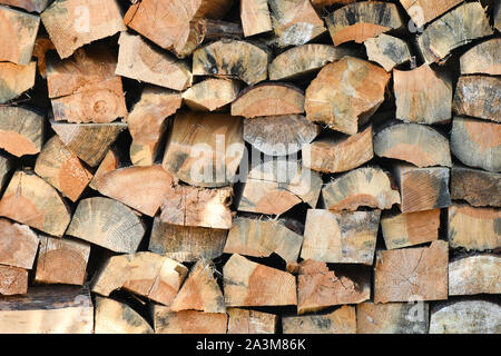 Brennholz close-up. Woodpile mit Brennholz. Close-up. Platz für Text. Horizontale Stockfoto