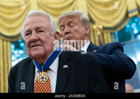 Präsidenten der Vereinigten Staaten Donald J. Trumpf präsentiert die Presidential Medal of Freedom, das dem ehemaligen US-Justizminister Edwin Meese im Weißen Haus in Washington, DC, 8. Oktober 2019. Meese diente von 1985 bis 1988 unter US-Präsident Ronald Reagan. Quelle: Chris Kleponis/Pool über CNP/MediaPunch Stockfoto