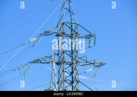 Hochspannung Strommasten gegen perfekte blauer Himmel mit weißen Wolken. elektrischen Polen Stockfoto