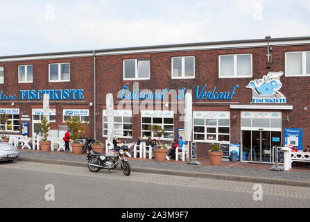 Fisch Restaurants am alten Hafen, Cuxhaven, Niedersachsen, Deutschland, Europa Stockfoto