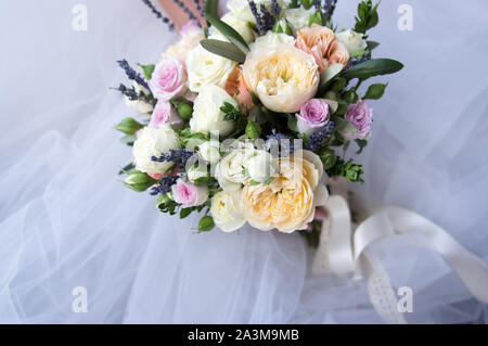 Bunten Blumenstrauß für die Braut mit Rosen, Lavendel und Pfingstrosen, Dekoration für Hochzeit Stockfoto