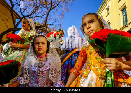 Kinder Las Fallas Valencia Festival Spanien Mädchen Kinder Frauen Parade in traditioneller Kleidung Spanisch Las Fallas Festival Mädchen Stockfoto