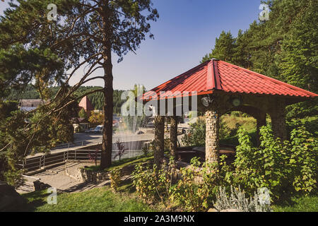 Pavillon für die Sommerferien im Wald im Ferienort Belokuricha Altairegion. Stockfoto