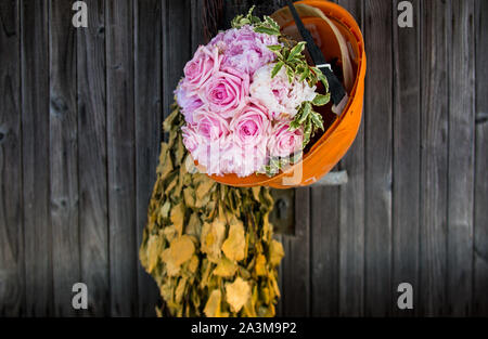 Bunten Blumenstrauß für die Braut mit Pfingstrosen und Rosen, Hochzeit Deko, im Helm Stockfoto