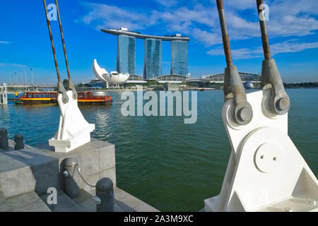 Ecxursion Boote Anker im Esplanade, Singapur, der berühmten Marina Bay Sands Hotel und ArtScience Museum im Hintergrund Stockfoto