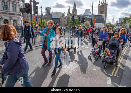 Whitehall, London, UK. 9. Oktober 2019. Große Polizei Präsenz macht Verhaftungen und entfernt vom Aussterben Rebellion Aktivisten, die LEIME selbst zu Whitehall. Mütter März versucht, die Aktivistinnen in Whitehall, Ankunft am Parliament Square, sind aber von der Polizei blockiert. Credit: Malcolm Park/Alamy Leben Nachrichten. Stockfoto