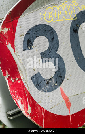 Zerschlagene Straße Schild Höchstgeschwindigkeit von 40 MPH oder 40 km pro Stunde. Gerade Zahl, Regeln der Straße, folgen den Regeln Metapher Stockfoto