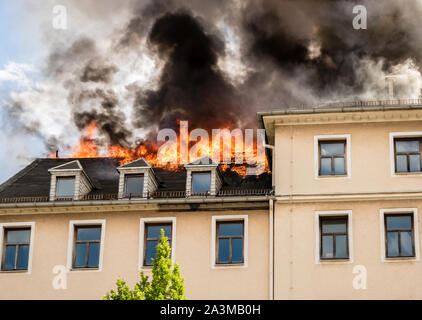 Dachstuhl in Flammen Stockfoto
