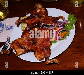 Nahaufnahme gegrilltes Cuy aka Meerschweinchen, die peruanische Gericht mit Salat Arequipa, Peru Stockfoto