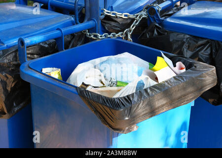 Müllcontainer blau, voll mit Müll. Müll ist Haufen lose Dump. Abfall Abfall viele Junk-Dump. Stockfoto