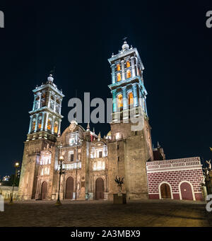 Kathedrale von Puebla in Mexiko bei Nacht Stockfoto