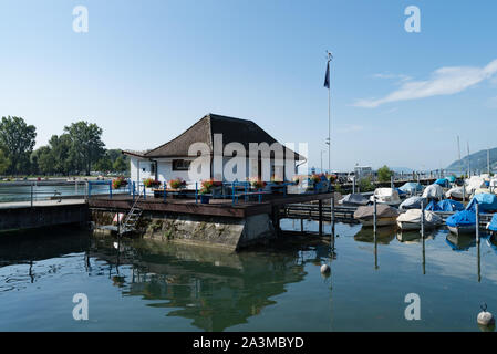 Biel/Schweiz - vom 28. August 2019: Blick auf die Yacht Schule und Hafen auf dem Bielersee in der Schweiz Stockfoto