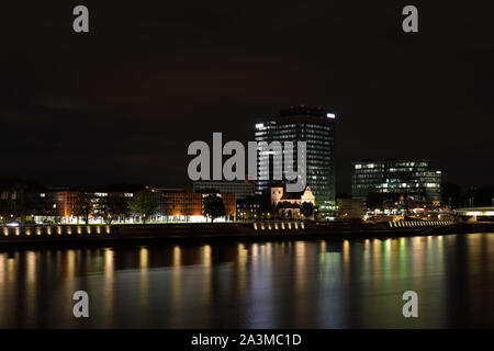 Nacht Blick über Rhein Stockfoto