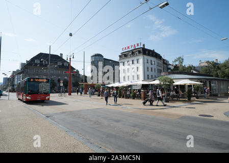 Biel/Schweiz - vom 28. August 2019: City Bus Öffentliche Verkehrsmittel an einer viel befahrenen Kreuzung mit Fußgänger Stockfoto