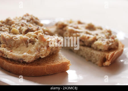 Hackfleisch von Hering auf einer Scheibe Brot auf weißem Hintergrund. Selektive Weichzeichner. Text kopieren. Tradition Urlaub Konzept Stockfoto