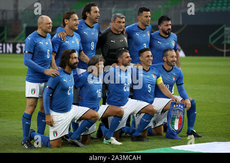 07 Oktober 2019, Bayern, Fürth: Fussball: DFB-All-Stars gegen Italien im Sportpark Ronhof Thomas Sommer. Die italienische Mannschaft mit den Spielern Pietro Vierchowod (L-R), Francesco Totti, Luca Toni, Angelo Peruzzi, Fabio Grosso und Gennaro Gattuso, sowie Andrea Pirlo (vorne, l-r), Bruno Conti, Simone Perrotta, Fabio Cannavaro, Gianluca Zambrotta, auf dem Hof für ein Gruppenfoto vor dem Start des Spiels werden. Foto: Daniel Karmann/dpa Stockfoto