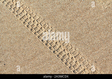 Radwege auf einer Sand im Sommer, abstrakten Hintergrund Stockfoto