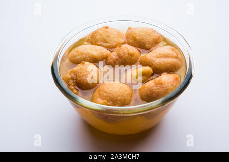 Kanji Vada/Wada ist ein beliebter Rajasthani entgiftende Gericht verbraucht nach über das Essen von Süßigkeiten in der indischen Festival Saison. in transparenten Schüssel serviert. Stockfoto