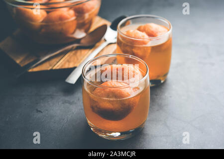 Kanji Vada/Wada ist ein beliebter Rajasthani entgiftende Gericht verbraucht nach über das Essen von Süßigkeiten in der indischen Festival Saison. in transparenten Schüssel serviert. Stockfoto