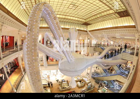 BON MARCHE: Joana Vasconcelos' MASSIVE HÄKELN DER INSTALLATION IMONE' IN PARIS. Stockfoto