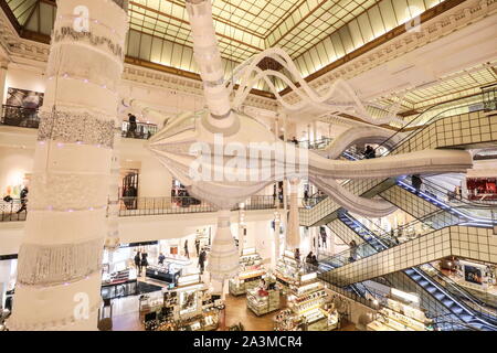 BON MARCHE: Joana Vasconcelos' MASSIVE HÄKELN DER INSTALLATION IMONE' IN PARIS. Stockfoto