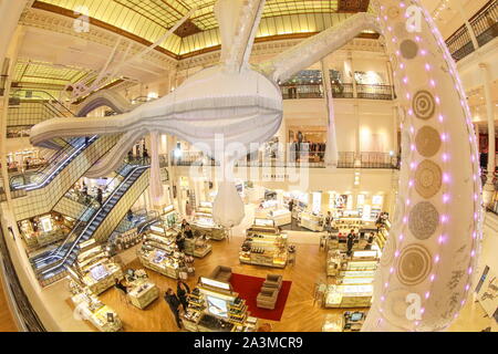 BON MARCHE: Joana Vasconcelos' MASSIVE HÄKELN DER INSTALLATION IMONE' IN PARIS. Stockfoto