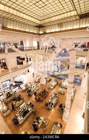 BON MARCHE: Joana Vasconcelos' MASSIVE HÄKELN DER INSTALLATION IMONE' IN PARIS. Stockfoto