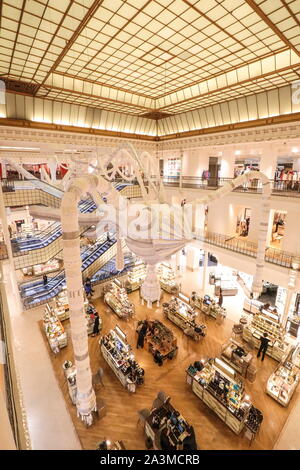 BON MARCHE: Joana Vasconcelos' MASSIVE HÄKELN DER INSTALLATION IMONE' IN PARIS. Stockfoto