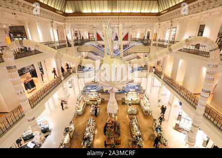 BON MARCHE: Joana Vasconcelos' MASSIVE HÄKELN DER INSTALLATION IMONE' IN PARIS. Stockfoto