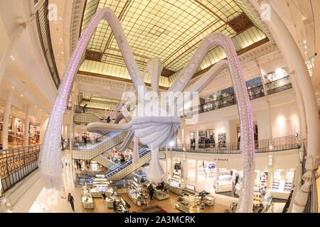 BON MARCHE: Joana Vasconcelos' MASSIVE HÄKELN DER INSTALLATION IMONE' IN PARIS. Stockfoto