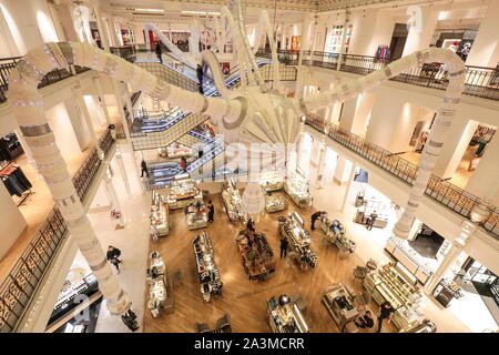 BON MARCHE: Joana Vasconcelos' MASSIVE HÄKELN DER INSTALLATION IMONE' IN PARIS. Stockfoto