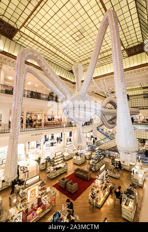 BON MARCHE: Joana Vasconcelos' MASSIVE HÄKELN DER INSTALLATION IMONE' IN PARIS. Stockfoto