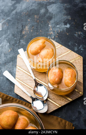 Kanji Vada/Wada ist ein beliebter Rajasthani entgiftende Gericht verbraucht nach über das Essen von Süßigkeiten in der indischen Festival Saison. in transparenten Schüssel serviert. Stockfoto