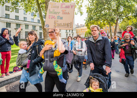 London, Großbritannien. 09 Okt, 2019. Mütter und ihre Babys März bis Whitehall - Der dritte Tag der Ausrottung Rebellion Oktober Aktion die Straßen in Central London blockiert hat. Sie sind einmal hervorheben, das Klima, mit der Zeit den Planeten vor einer Klimakatastrophe zu speichern. Dies ist Teil der laufenden ER und andere Proteste zu handeln, die von der britischen Regierung auf die "klimakrise" verlangen. Die Aktion ist Teil einer international koordinierten protestieren. Credit: Guy Bell/Alamy leben Nachrichten Stockfoto