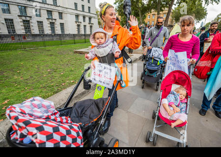 London, Großbritannien. 09 Okt, 2019. Mütter und ihre Babys März bis Whitehall - Der dritte Tag der Ausrottung Rebellion Oktober Aktion die Straßen in Central London blockiert hat. Sie sind einmal hervorheben, das Klima, mit der Zeit den Planeten vor einer Klimakatastrophe zu speichern. Dies ist Teil der laufenden ER und andere Proteste zu handeln, die von der britischen Regierung auf die "klimakrise" verlangen. Die Aktion ist Teil einer international koordinierten protestieren. Credit: Guy Bell/Alamy leben Nachrichten Stockfoto