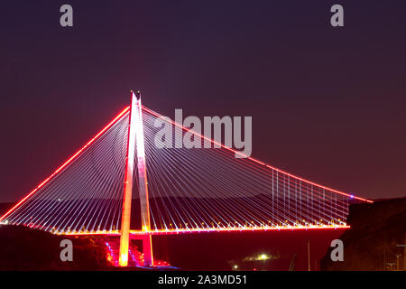 Yavuz Sultan Selim Brücke in Istanbul bei Nacht Stockfoto