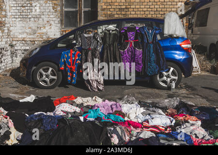 Kleidung auf das Auto auf einem Flohmarkt Stockfoto