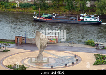 Magdeburg, Deutschland. 08 Okt, 2019. Ein Schiff auf der Elbe verläuft der Fluss Ebene der Brücke über den Fluss an der Elbe. Im Vordergrund ein Wasserspiel mit der Skulptur "Worker's Flag', dahinter das Abmessen Haus mit der digitalen Messung angezeigt. Credit: Klaus-Dietmar Gabbert/dpa-Zentralbild/ZB/dpa/Alamy leben Nachrichten Stockfoto