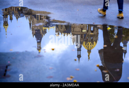 Schwerin, Deutschland. 09 Okt, 2019. Teile der Schweriner Schloss werden in eine Pfütze von Regen nieder. Das Wetter ist variabel mit Temperaturen um die 12 Grad im Norden Deutschlands. Credit: Jens Büttner/dpa-Zentralbild/dpa/Alamy leben Nachrichten Stockfoto