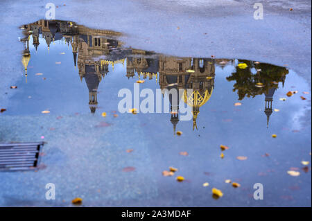 Schwerin, Deutschland. 09 Okt, 2019. Teile der Schweriner Schloss werden in eine Pfütze von Regen nieder. Das Wetter ist variabel mit Temperaturen um die 12 Grad im Norden Deutschlands. Credit: Jens Büttner/dpa-Zentralbild/dpa/Alamy leben Nachrichten Stockfoto