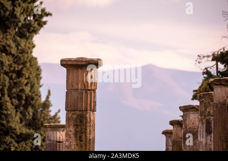 Geriffelte Säulen der archäologischen Gebiete von Pompeji, Ort der begrabenen Stadt in der Nähe von Neapel, Italien. Stockfoto