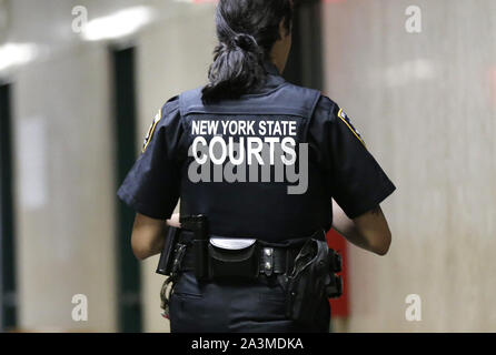 New York, Vereinigte Staaten. 09 Okt, 2019. Ein Offizier des New York State Courts Spaziergänge auf dem Flur vor dem ehemaligen Donald Trump Campaign Manager Paul Manafort hat einen Status Anhörung für den Staat New York Anklage wegen Betrugs gegen ihn am Mittwoch, 9. Oktober 2019 in New York City. Manafort ist bereits mit einer sieben-und-ein-halb Jahr Bundesgefängnis Satz aus der spezielle Rat die Sonde des russischen Wahlen einmischen in 2016 abstammen. Foto von John angelillo/UPI Quelle: UPI/Alamy leben Nachrichten Stockfoto